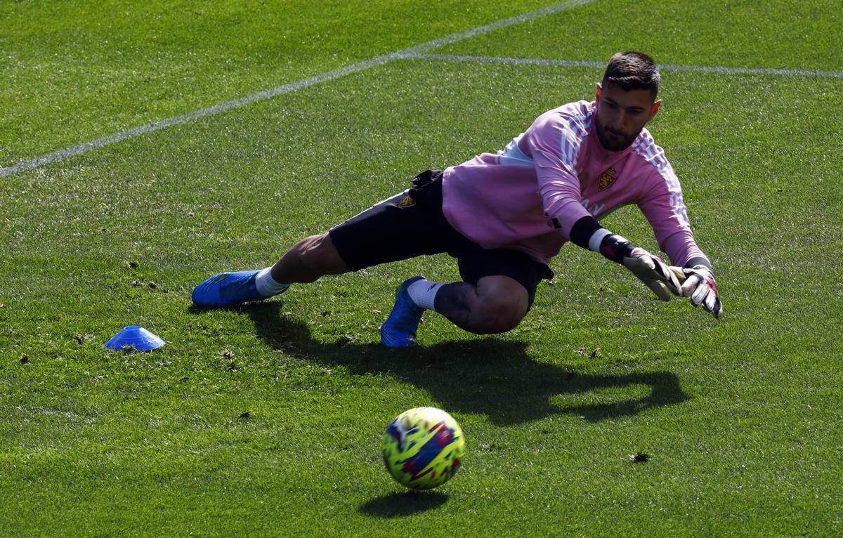 Ratón realiza una parada en un entrenamiento del Real Zaragoza.