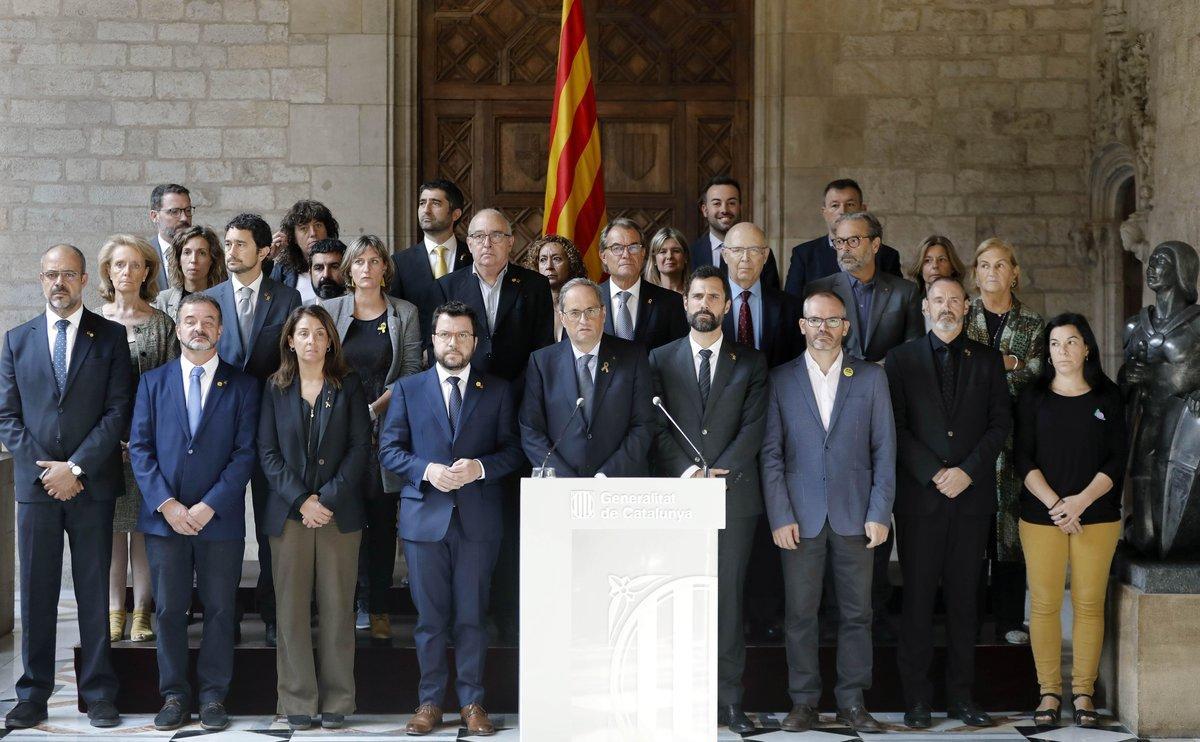 GRAFCAT5024. BARCELONA, 14/10/2019.- El presidente de la Generalitat, Quim Torra, flanqueado por los consellers de su Govern, el presidente del Parlament, Roger Torrent, miembros soberanistas de la Mesa de la cámara catalana, y otras personalidades políticas catalanas, durante la declaración institucional que ha realizado en la Galería Gótica del Palau de la Generalitat por la sentencia del procés en la que se condena a los líderes independentistas a penas de entre 9 y 13 años por un delito de sedición. EFE/Andreu Dalmau