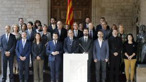 GRAFCAT5024. BARCELONA, 14/10/2019.- El presidente de la Generalitat, Quim Torra, flanqueado por los consellers de su Govern, el presidente del Parlament, Roger Torrent, miembros soberanistas de la Mesa de la cámara catalana, y otras personalidades políticas catalanas, durante la declaración institucional que ha realizado en la Galería Gótica del Palau de la Generalitat por la sentencia del procés en la que se condena a los líderes independentistas a penas de entre 9 y 13 años por un delito de sedición. EFE/Andreu Dalmau