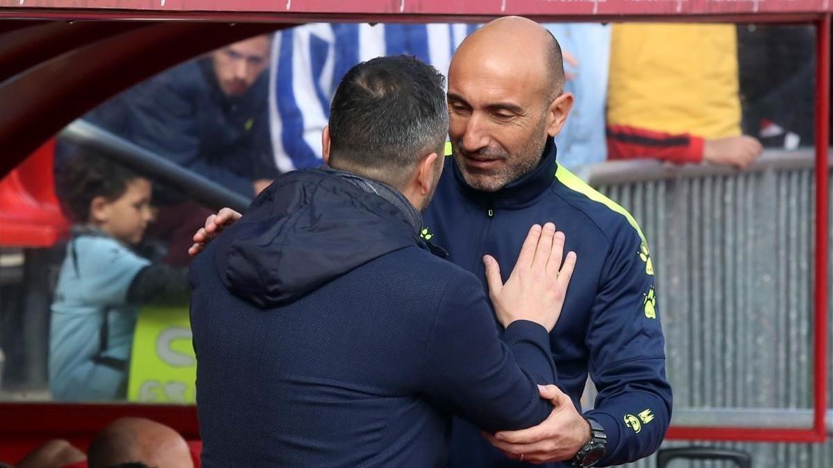 Abelardo saluda a Diego Martínez antes del inicio del partido.