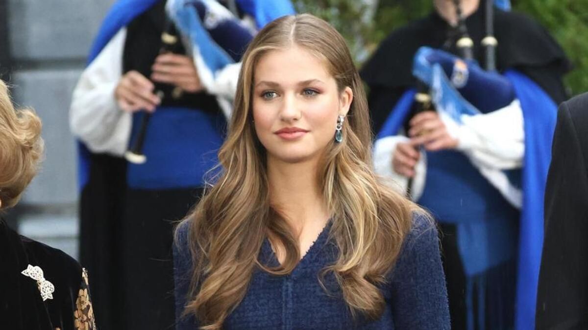 PRINCESA LEONOR DEFECTO | La princesa Leonor vuela a Amsterdam en clase  turista y con el rostro al descubierto
