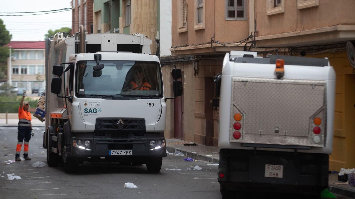 Un camión de la SAG recoge los residuos generados este miércoles por el mercado extraordinario de Sagunt.