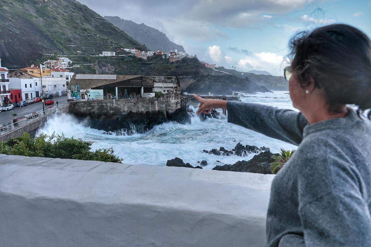 Olas de varios metros y zonas valladas ante el temporal marítimo en la costa de Tenerife