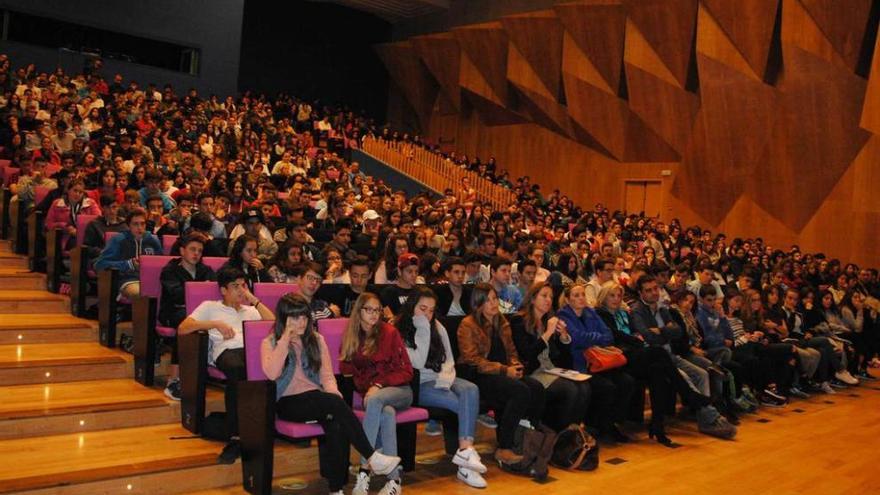 Los estudiantes en el auditorio de Pola de Siero.