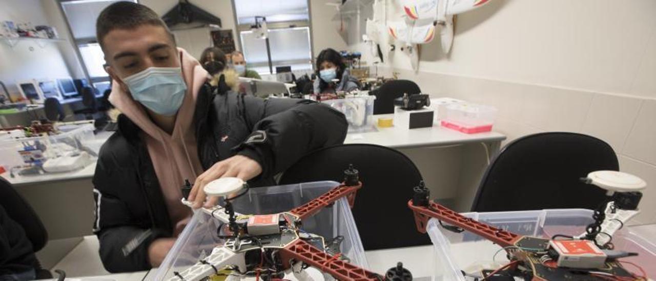 Alumnos del grado en Ingeniería Geomática durante una clase en el laboratorio de drones. | Miki López