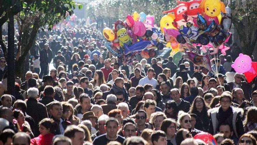 El dron vigilará desde el aire las principales zonas de aglomeración en la feria. // Bernabé/Luismy