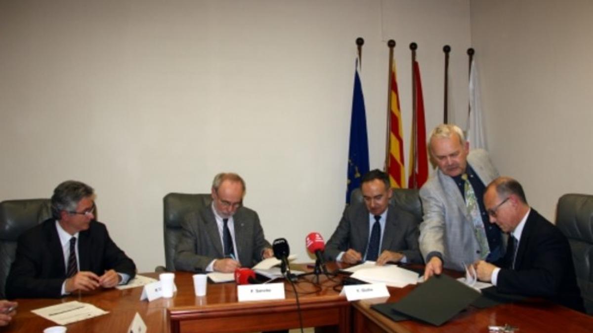 El presidente de la Corporación Sanitaria Parc Taulí, Modesto Custodio, el rector de la UAB, Ferran Sancho, el presidente de la Fundación Parc Taulí, Francesc Gòdia, y el director general del Parc Taulí, Joan Martí, en la firma del convenio de colabo