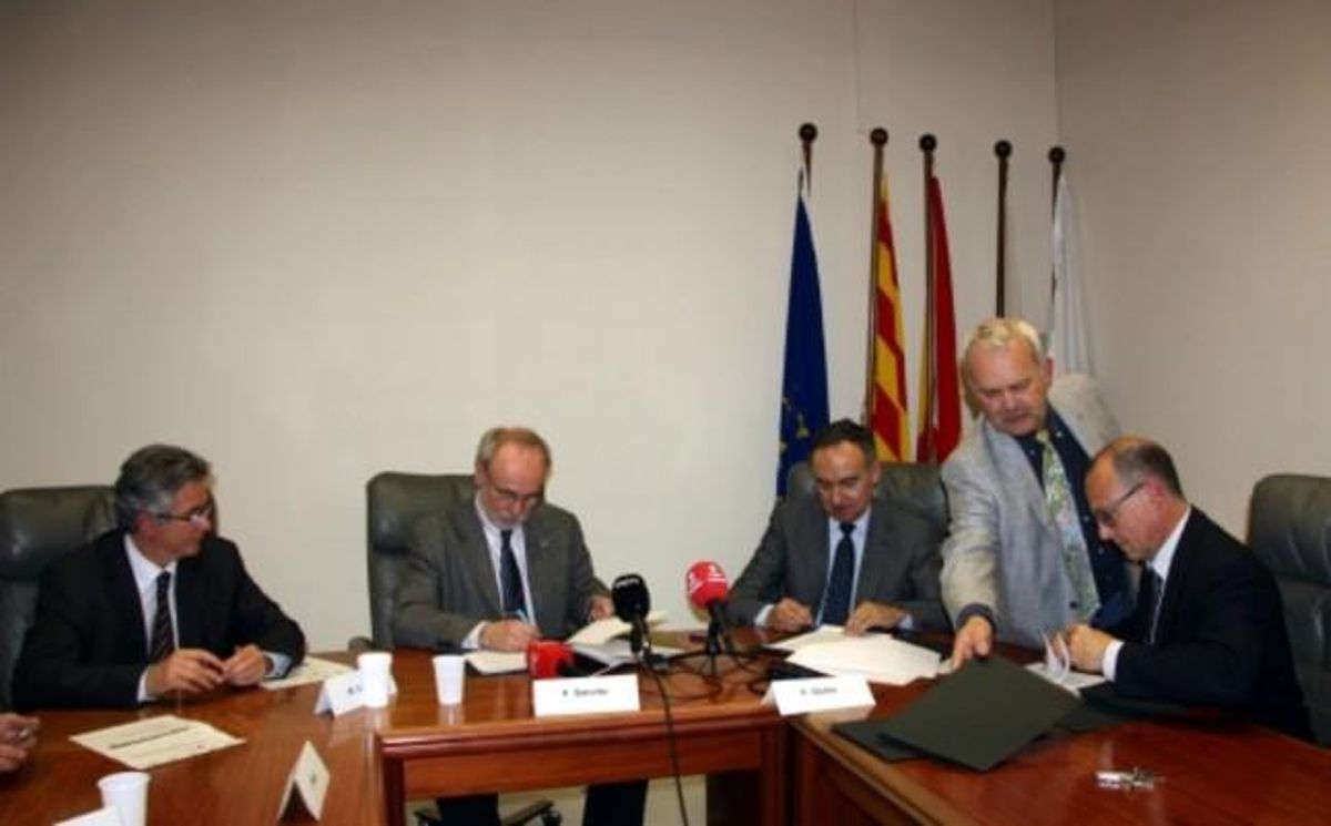 El president de la Corporació Sanitària Parc Taulí, Modesto Custodio, el rector de la UAB, Ferran Sancho, el president de la Fundació Parc Taulí, Francesc Gòdia, i el director general del Parc Taulí, Joan Martí, en la firma del conveni de col·laboració. El president de la Corporació Sanitària Parc Taulí, Modesto Custodio, el rector de la UAB, Ferran Sancho, el president de la Fundació Parc Taulí, Francesc Gòdia, i el director general del Parc Taulí, Joan Martí, en la firma del conveni de col·laboració.