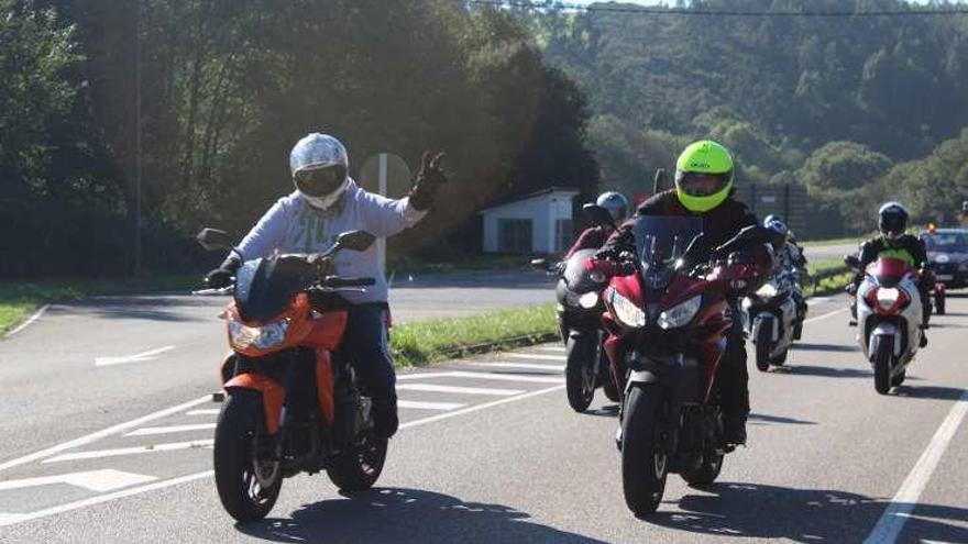 Moteros participantes en la ruta por el concejo.