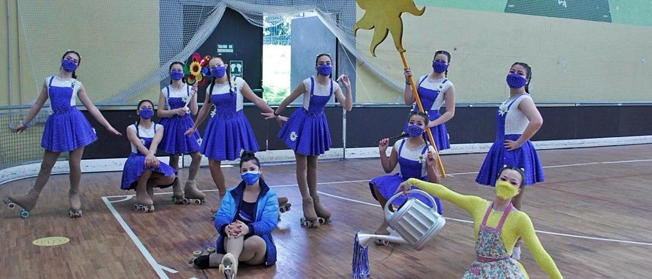 Las patinadoras avilesinas, en la coreografía “En mi jardín”.