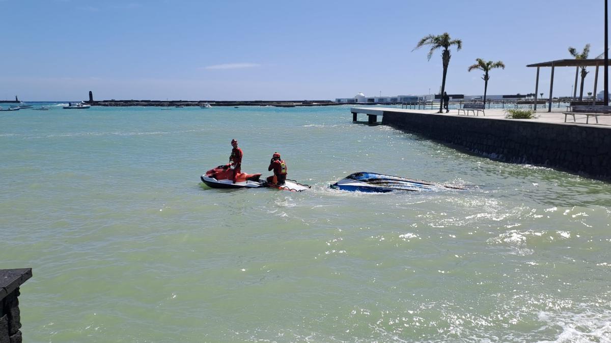 Bomberos de Lanzarote remolcan una barca en la zona del Arrecife Gran Hotel por la borrasca Therese
