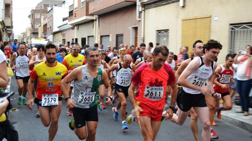 Imagen de una salida del popular cross eldense.