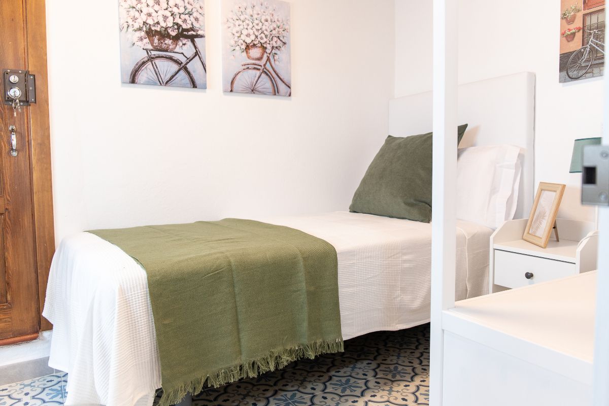 Comparte convento con monjas de clausura en Sevilla.