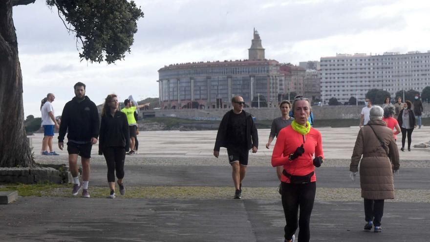 Personas caminan y hacen 
deporte en el paseo marítimo 
coruñés.   | // VÍCTOR ECHAVE