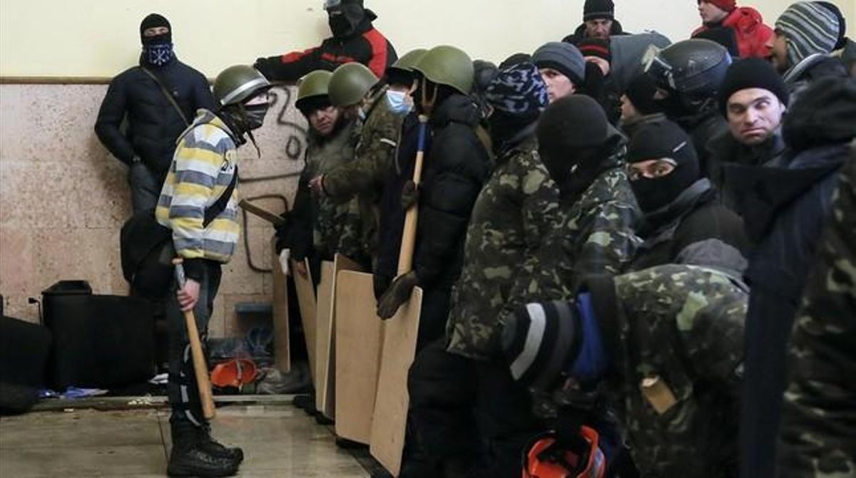 Activistes del partit Svobova reben instruccions abans de sortir al carrer.