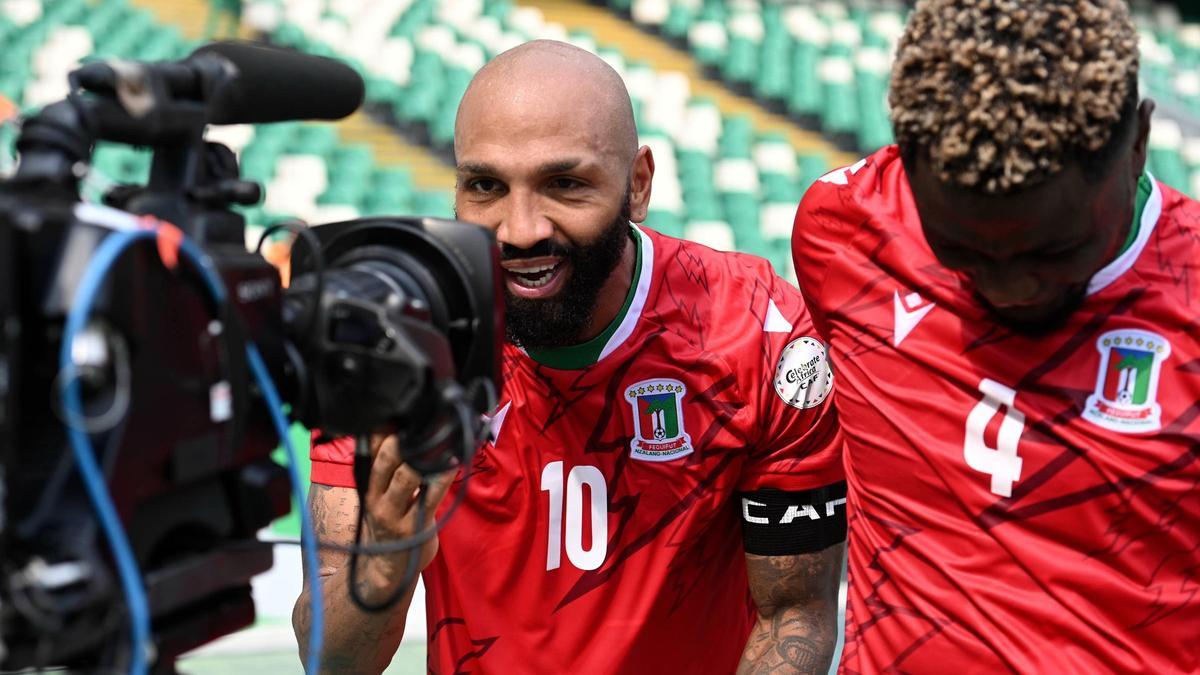 Emilio Nsue saluda a la cámara tras un gol