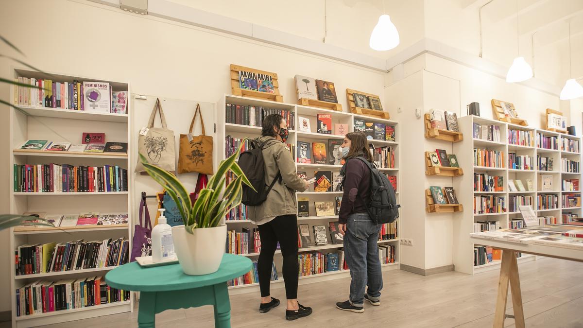 Interior de la librería Llavors, de L'Hospitalet.