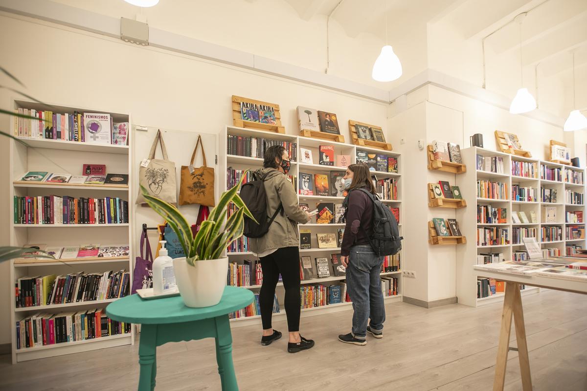 Interior de la librería Llavors, de L’Hospitalet. Interior de la librería Llavors, de L’Hospitalet.