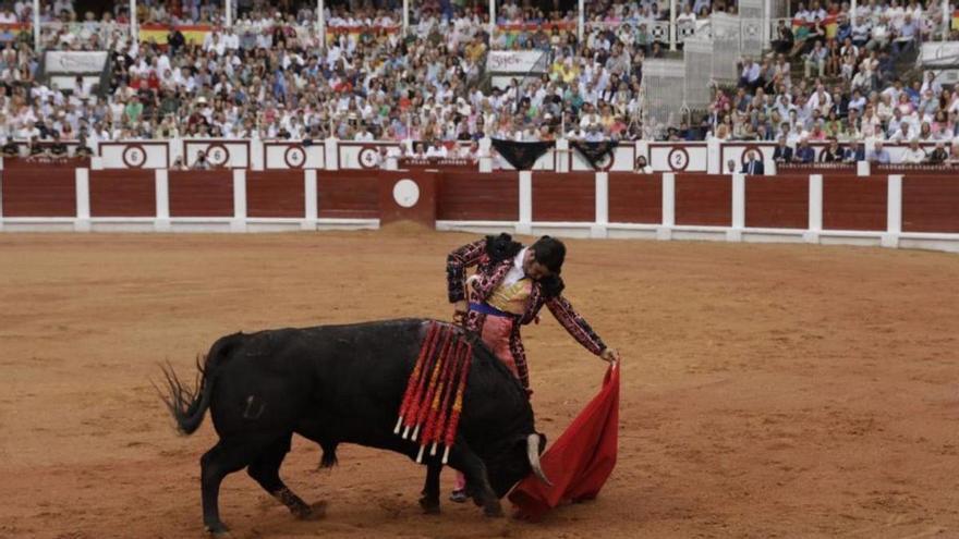 Morante de la Puebla, el pasado año, toreando en El Bibio. | JUAN PLAZA