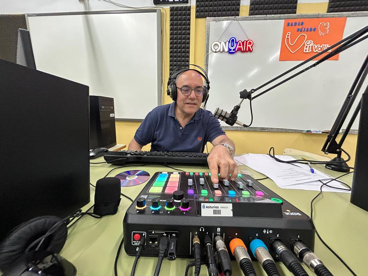 Monferrer, en el set de radio de la escuela.