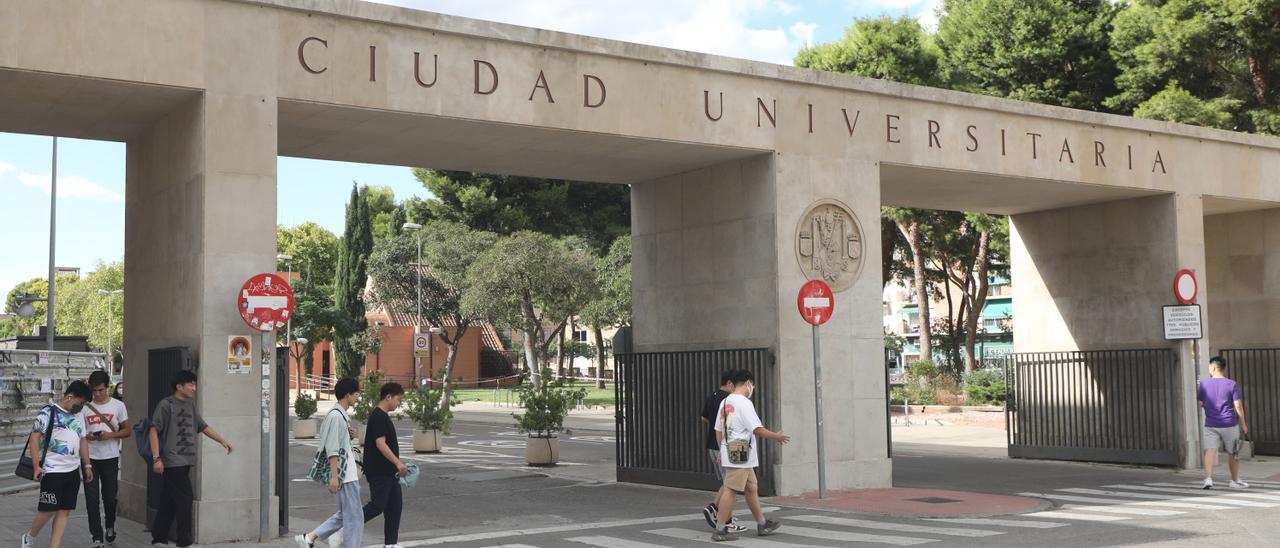 Entrada al campus universitario de la Universidad de Zaragoza.