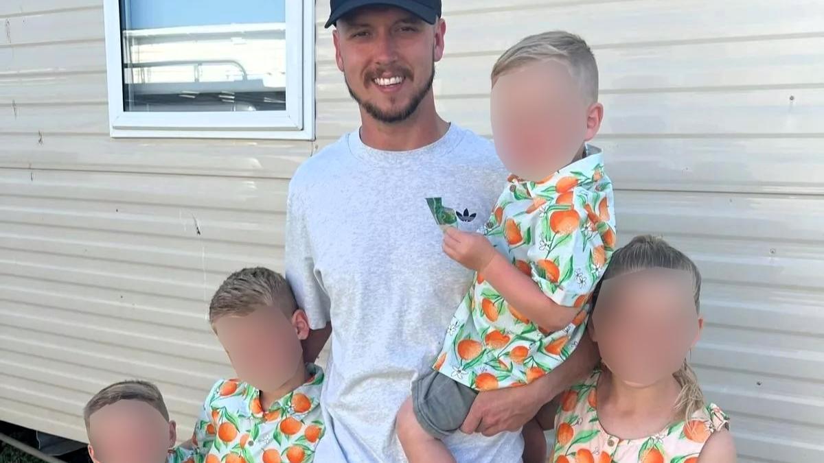 El hombre fallecido en Benidorm, en una imagen con sus cuatro hijos