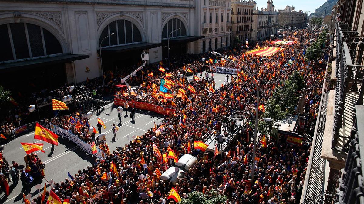Multitudinaria manifestación en contra del bloqueo institucional en Catalunya
