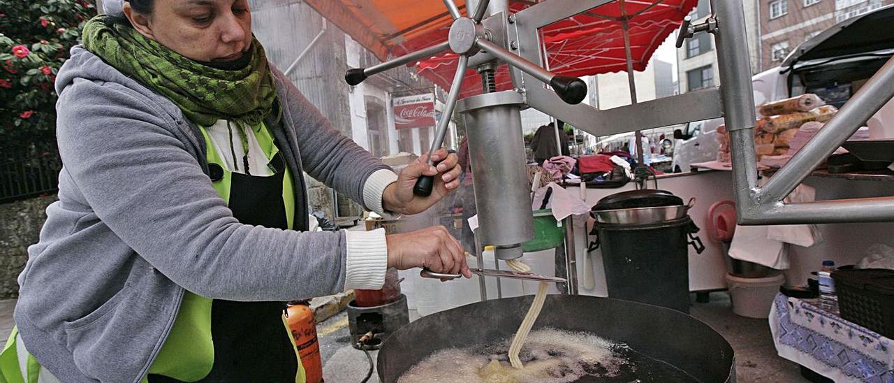 Uno de los puestos más emblemáticos de las ferias de los miércoles son las churrerías.   | // BERNABÉ/CRIS M.V.