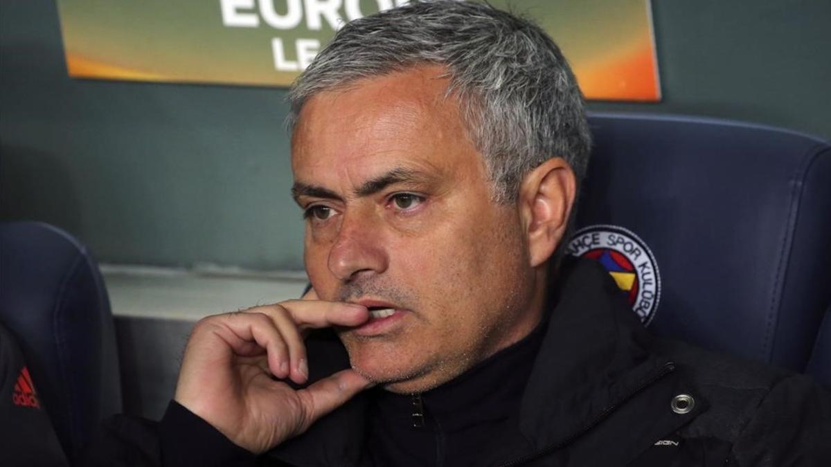 Mourinho, en el banquillo durante el Fenerbahçe-Manchester United.