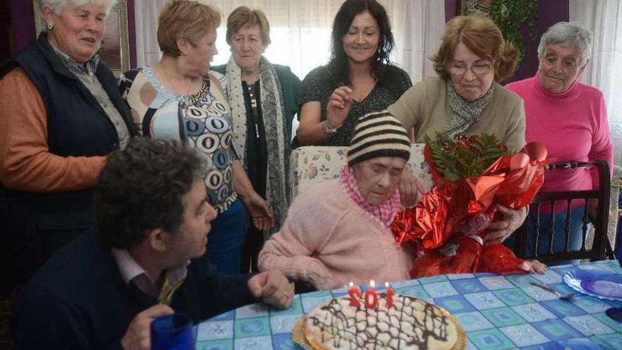 La familia y Lores rodean a Carmen Ramos en la celebración de sus 102 años, ayer, en Mourente. // R. V.