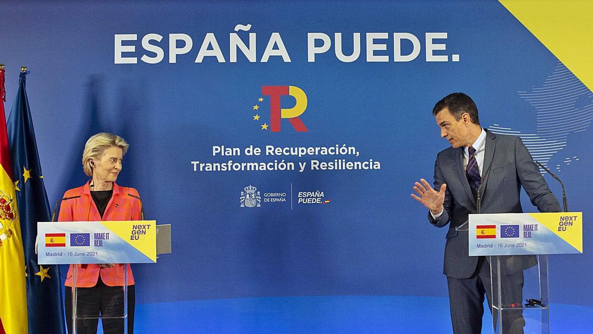 Ursula von der Leyen i Pedro Sánchez en la roda de premsa de presentació del Pla de Recuperació | ARXIU/A. ORTEGA/EP