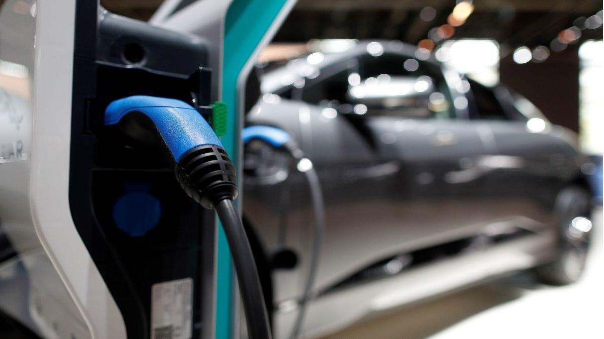 Un coche eléctrico en el Salón del Automóvl de París.