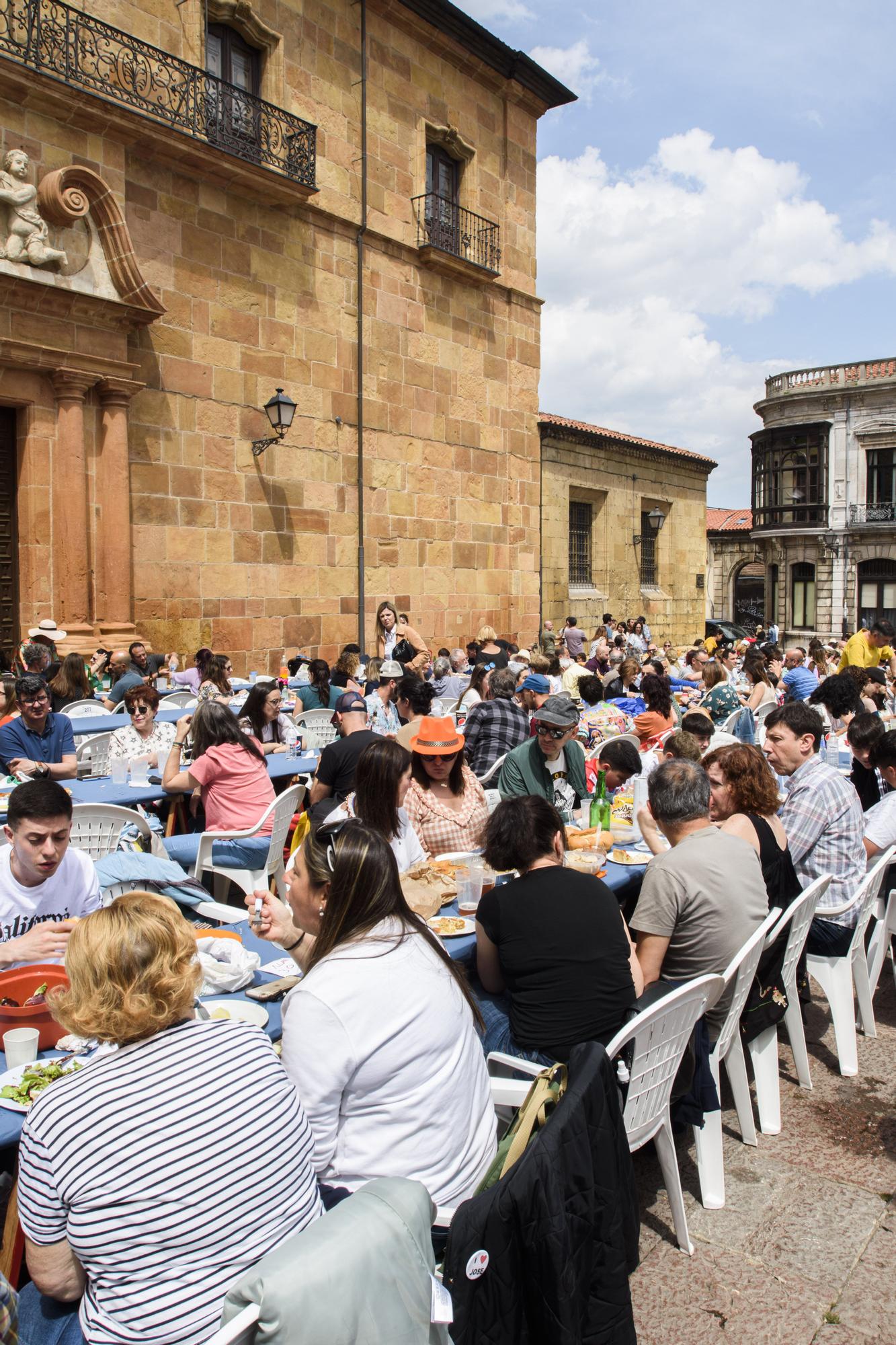 El Antiguo recupera su comida en la calle tres años después