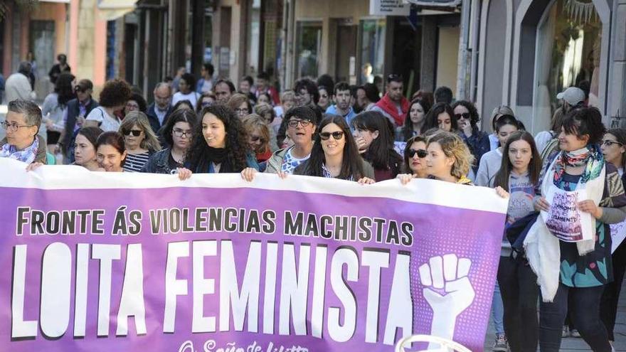 La marcha feminista en Vilagarcía en contra del incumplimiento en los Presupuestos del Estado de 200 millones contra la violencia de género. // I.Abella