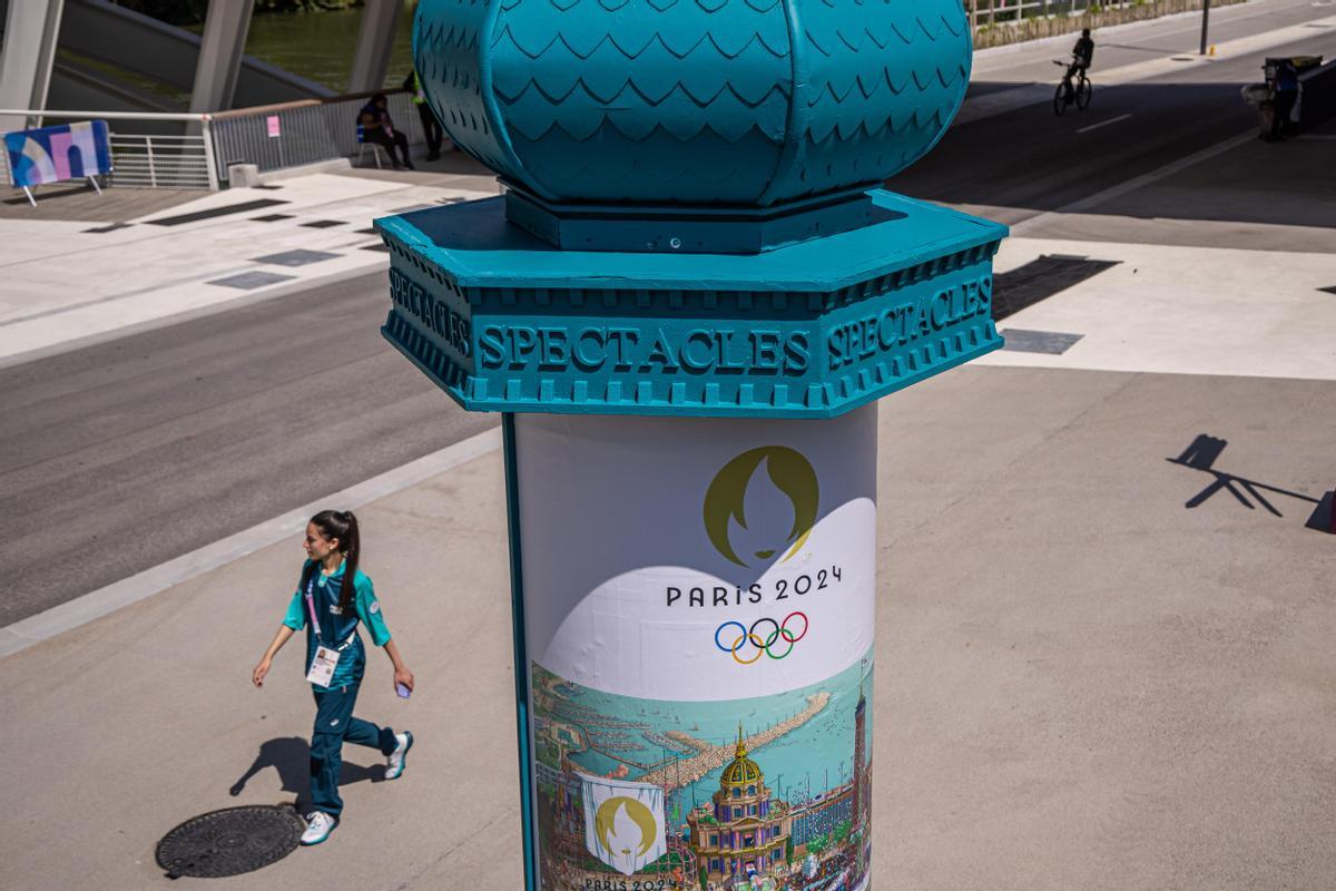 Saint Denis (France), 18/07/2024.- People walk at the Athletes Village of the Paris 2024 Olympic Games in Saint Denis, France, 18 July 2024. The Summer Olympics are scheduled to take place from 26 July to 11 August 2024 in Paris. (Francia) EFE/EPA/CHRISTOPHE PETIT TESSON