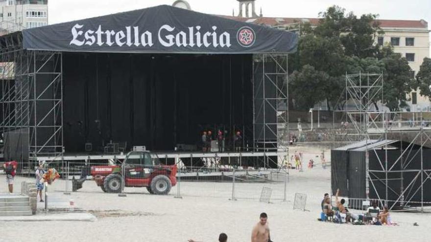El Festival Noroeste prepara su escenario en la playa de Riazor. Una de las citas musicales por excelencia en la ciudad cada año son los conciertos del Festival Noroeste Estrella Galicia en la playa de Riazor. El montaje del escenario ya ha comenzado para los conciertos de mañana y sábado