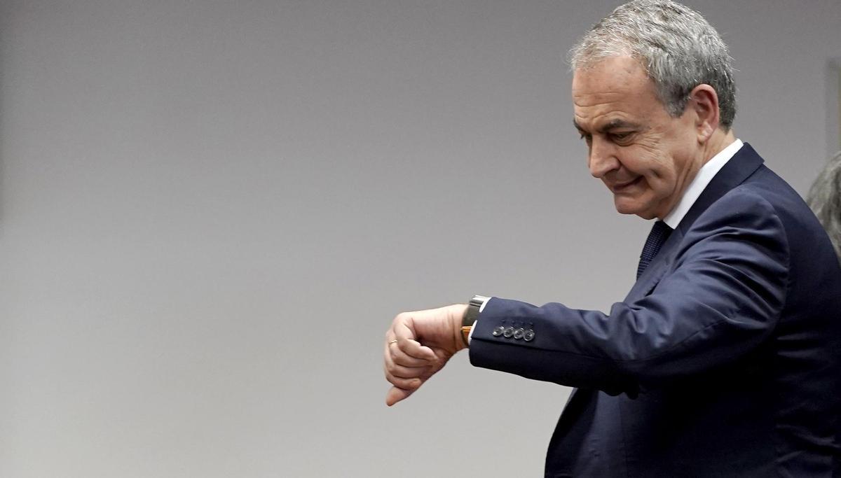 Rodríguez Zapatero mira el reloj, ayer a su llegada al Senado