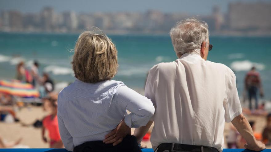 Dos personas mayores en una zona de playa de Alicante
