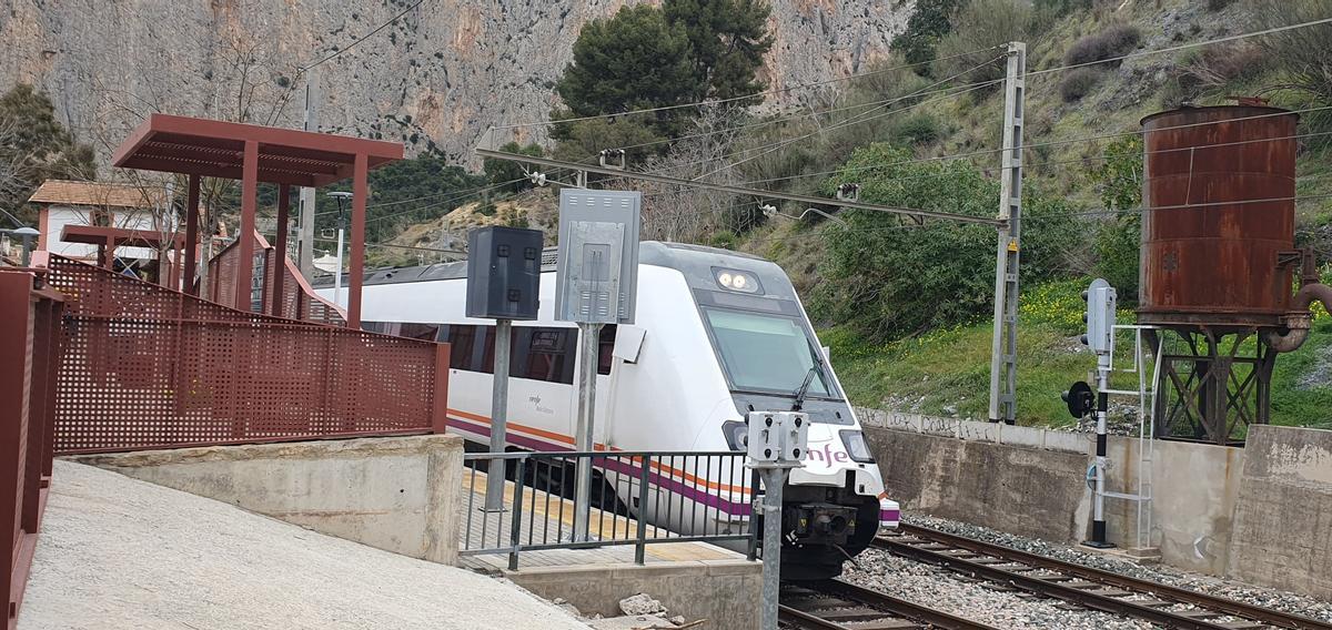 Uno de los trenes de la línea Málaga-Sevilla, ayer, junto al Caminito del Rey.