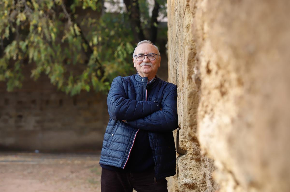 Rafael Sánchez, agraciado con un tercer premio de la lotería de Navidad, junto a la muralla del Marrubial.