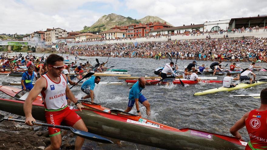 Un emotivo &quot;Asturias Patria Querida&quot; y un cañonazo que resonó en Arriondas: así fue la salida del Descenso Internacional de Sella