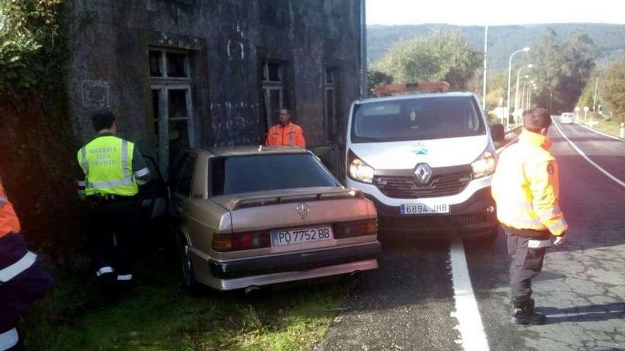 El Mercedes que se empotró ayer contra una casa al salirse de vía en una curva del Castroloureiro.