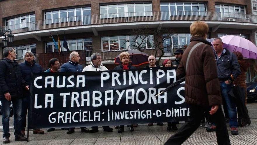 Los familiares de Sotiello, durante la concentración de protesta ante las puertas del ERA.