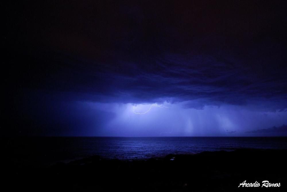 Relámpagos durante la madrugada en Tenerife