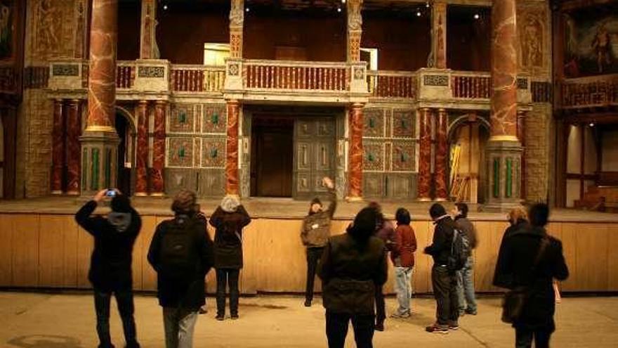 Turistas en el interior del teatro Globe de Londres.