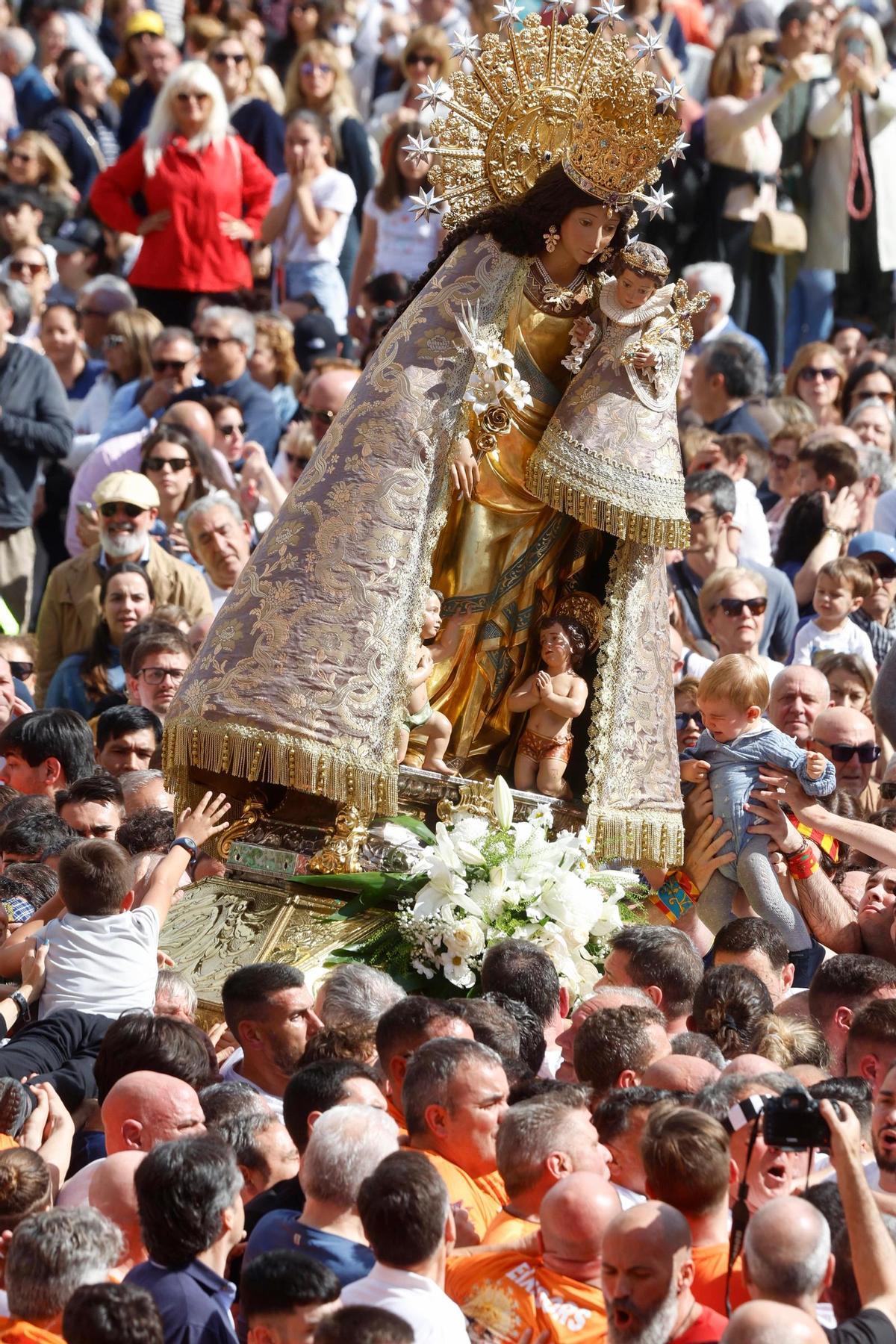 La Virgen sale al Traslado con un manto "Terreta" donado por la fallera mayor de València: todas las imágenes