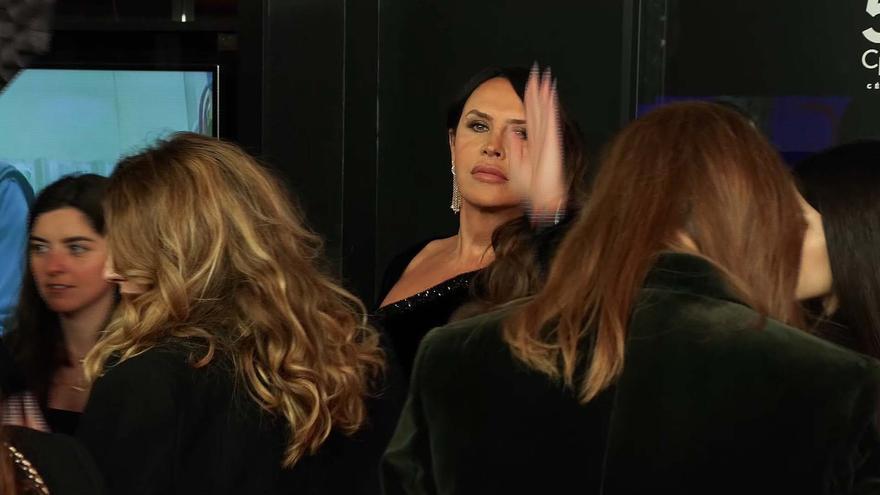 Karla Sofía Gascón pasa por la alfombra roja de los César