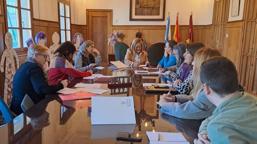 Firma del protocolo de prevención del SAF, ayer, en el Concello.