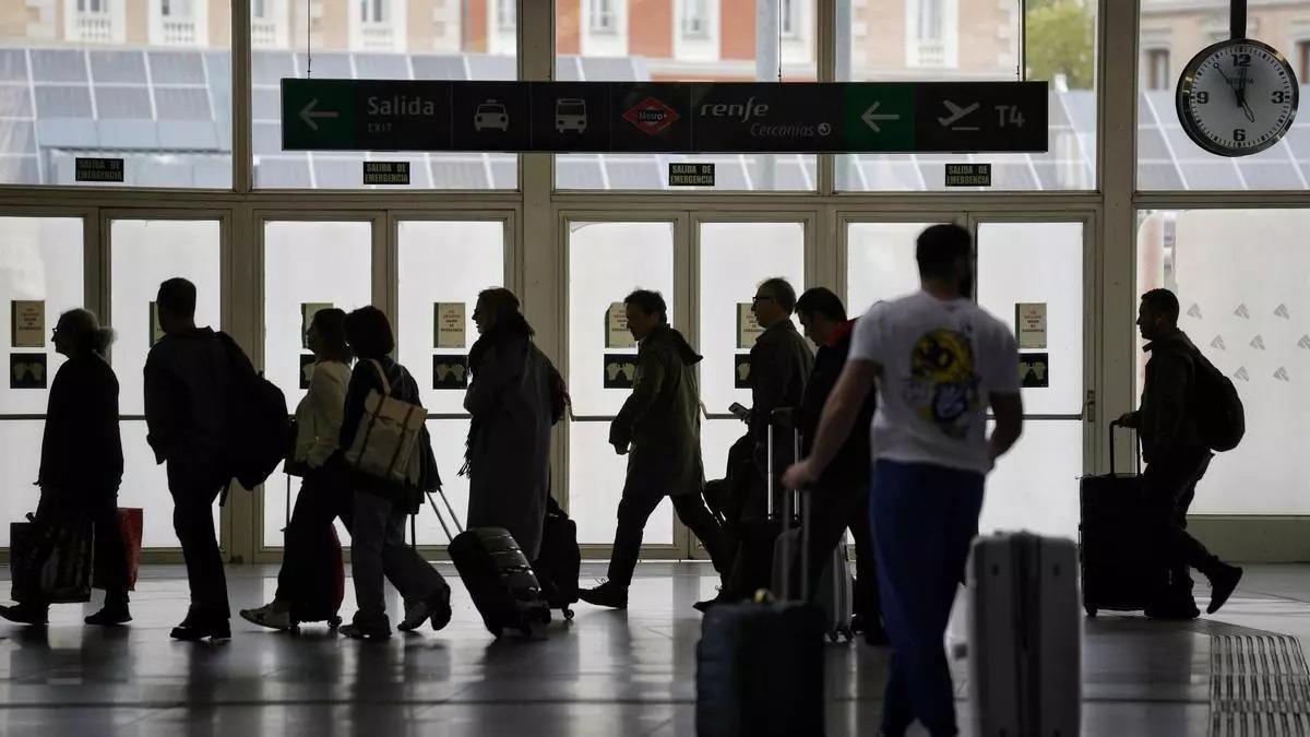 Desenes de persones amb maletes