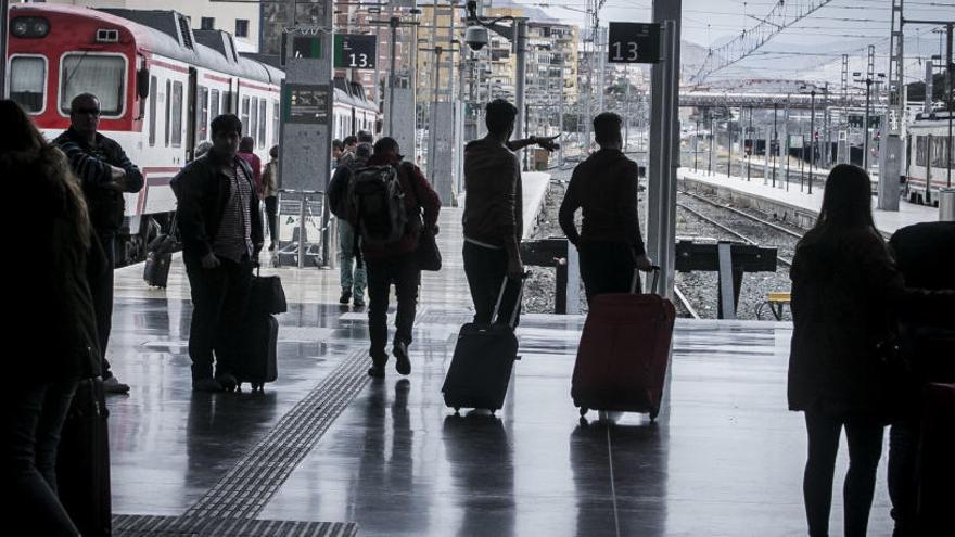 Detenido por grabar a mujeres semidesnudas en los aseos de la estación de tren de Alicante